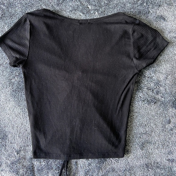 black v-neck plunge and scrunch top from garage - Picture 2 of 4